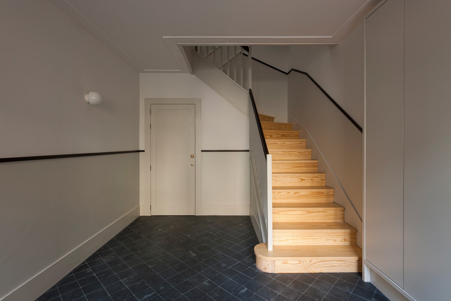 Reabilitação e transformação de dois edifícios independentes num único edifício