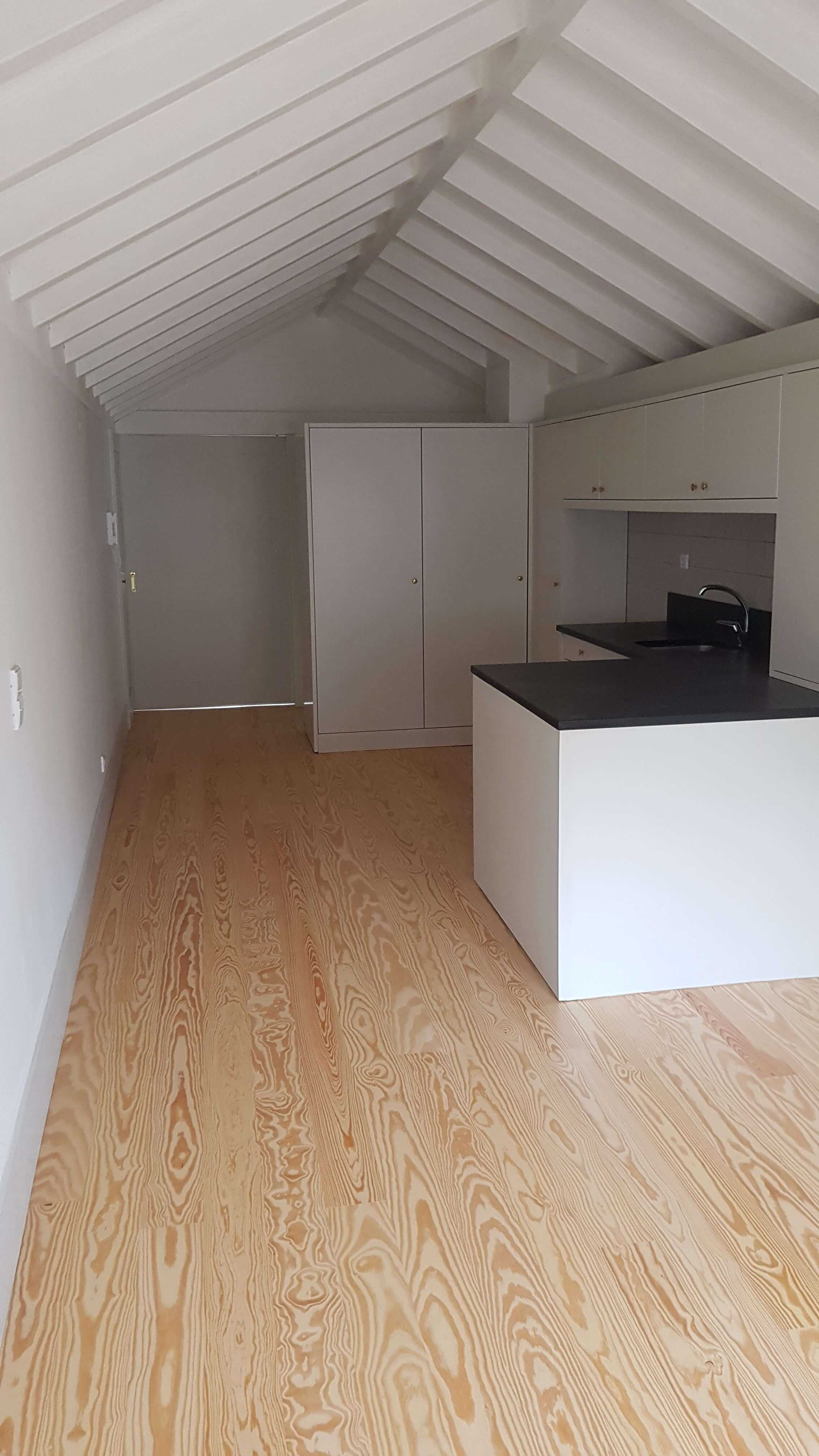 Reabilitação e transformação de dois edifícios independentes num único edifício