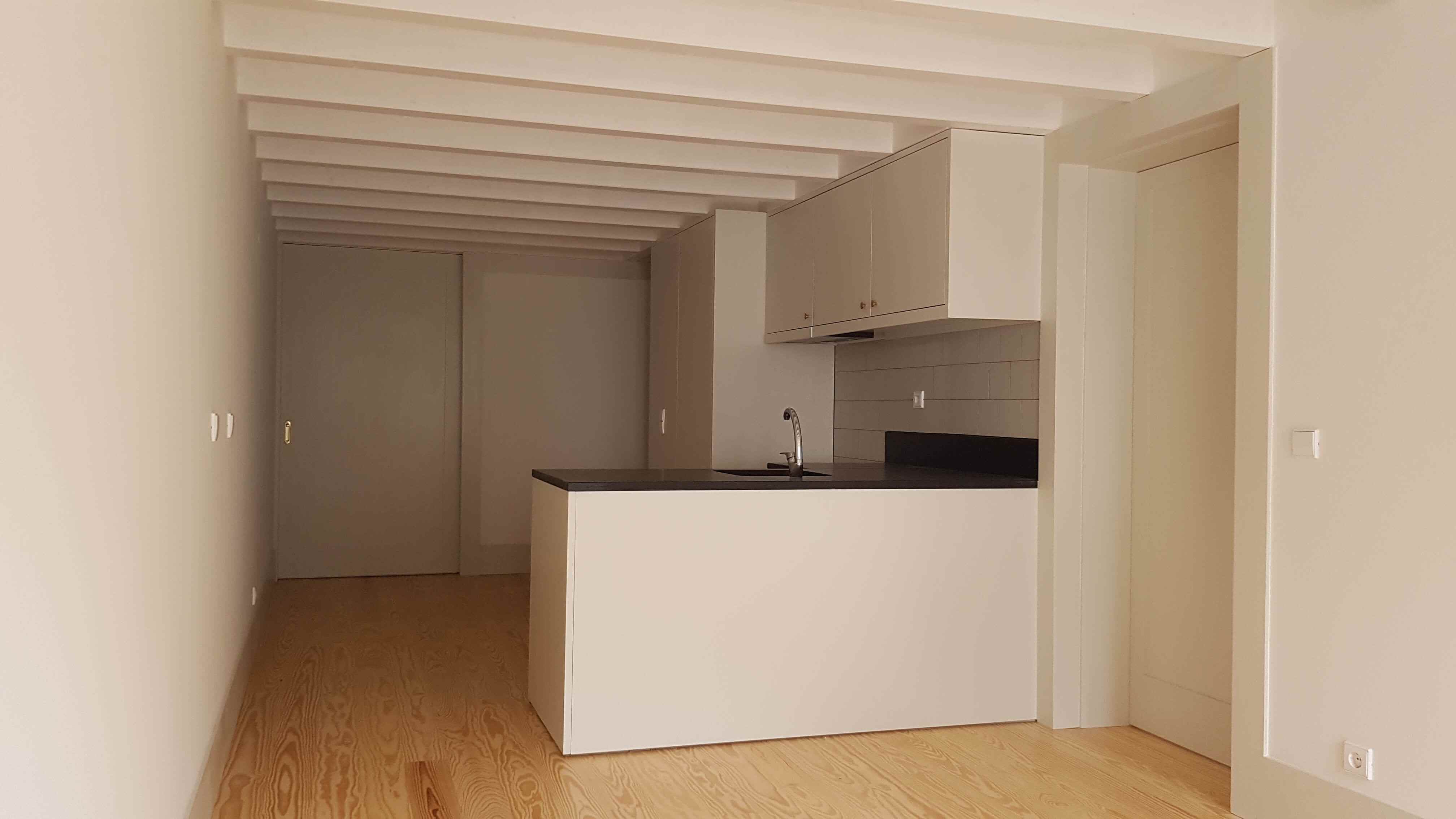 Reabilitação e transformação de dois edifícios independentes num único edifício