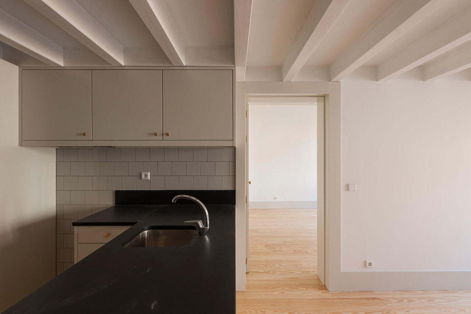 Reabilitação e transformação de dois edifícios independentes num único edifício