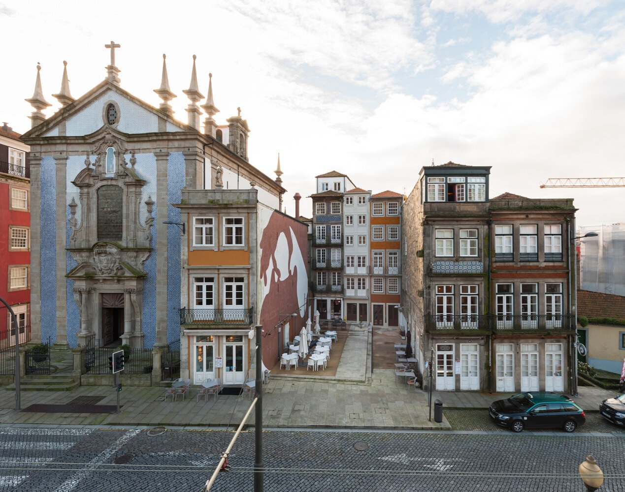 Reabilitação e transformação de dois edifícios independentes num único edifício